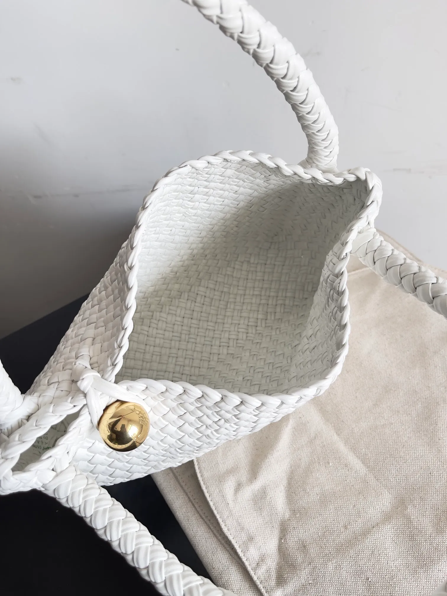 Batch 5760 BV collectible small woven handbags are really YYDS!! Bottega Veneta’s most classic small woven handbags are back! ! We use the highest quality leather with the highest craftsmanship❤️ to create the most expensive works. We have created the original Intrecciato leather weaving process❤️ This unique traditional exclusive leather weaving method has not only become our logo but also reflects the time-consuming and labor-intensive craftsmanship of our products❤️ The new TOSCA handbag must be a selection worth collecting🆕 Style number: 716974 Size: 27*9*18cm